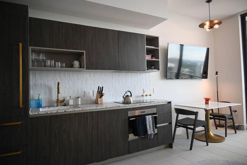 Penthouse Balcony With Ocean & View Resort,pool,spa,heart Of Downtown