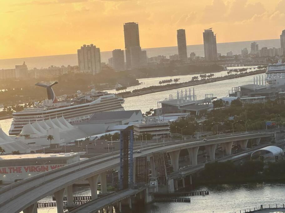 Apartment Penthouse Balcony With Ocean & View Resort,pool,spa,heart Of Downtown Miami