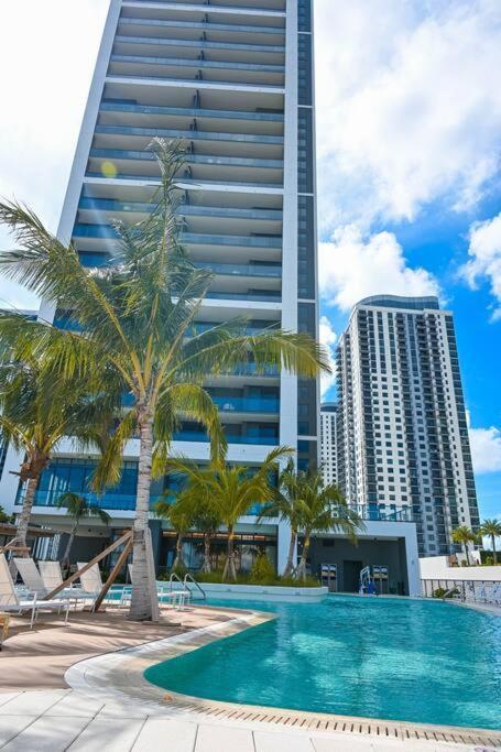 Penthouse Balcony With Ocean & View Resort,pool,spa,heart Of Downtown Miami