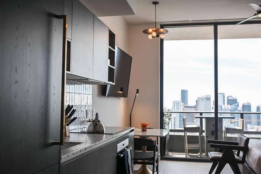 Penthouse Balcony With Ocean & View Resort,pool,spa,heart Of Downtown