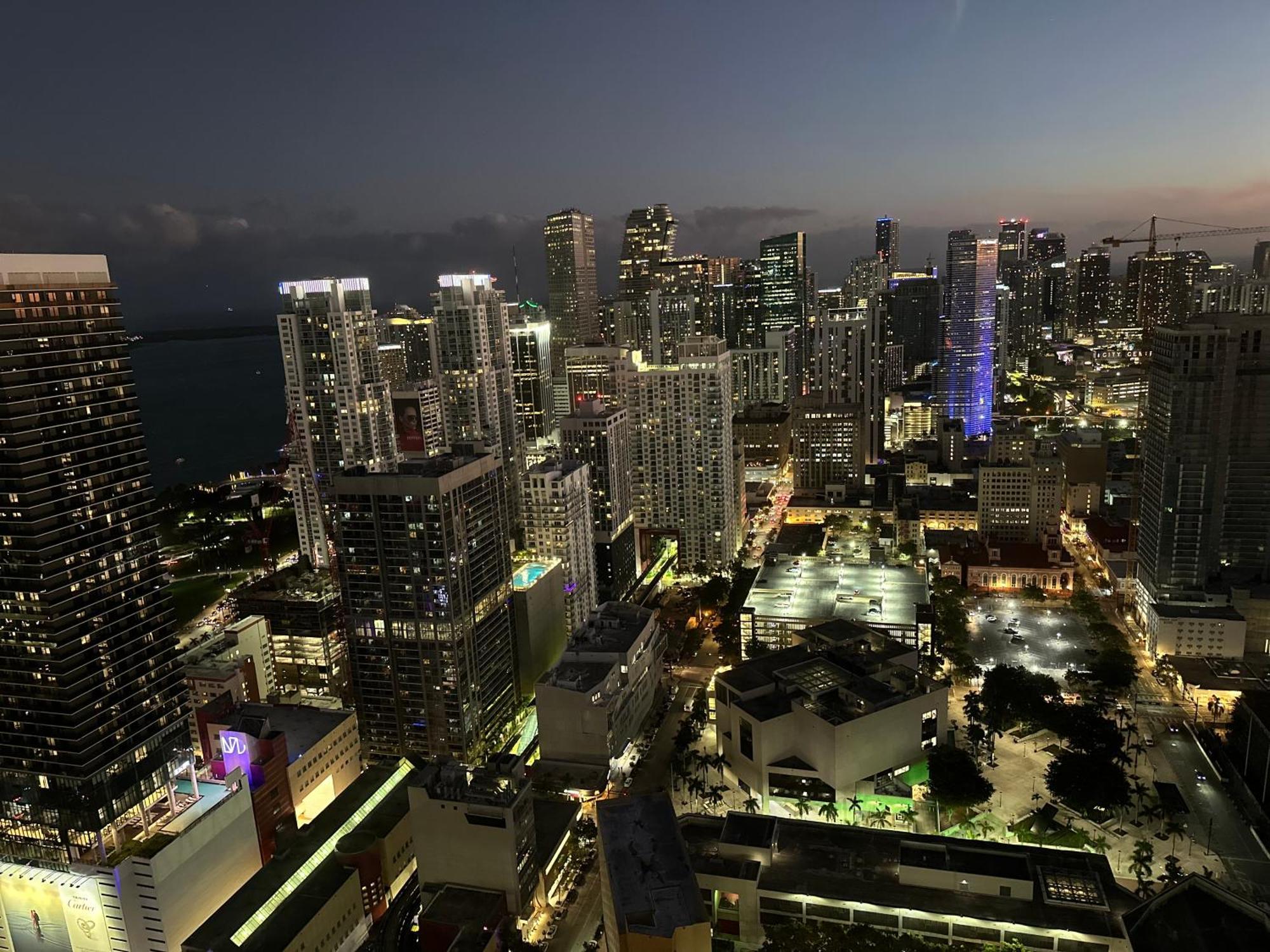 Apartment Penthouse Balcony With Ocean & View Resort,pool,spa,heart Of Downtown